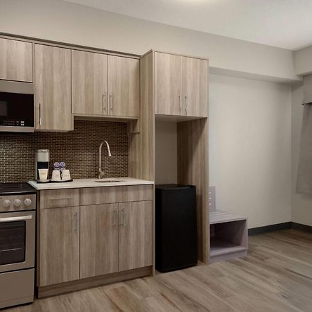 Ramada By Wyndham West Edmonton Hotel & Suites Esterno foto