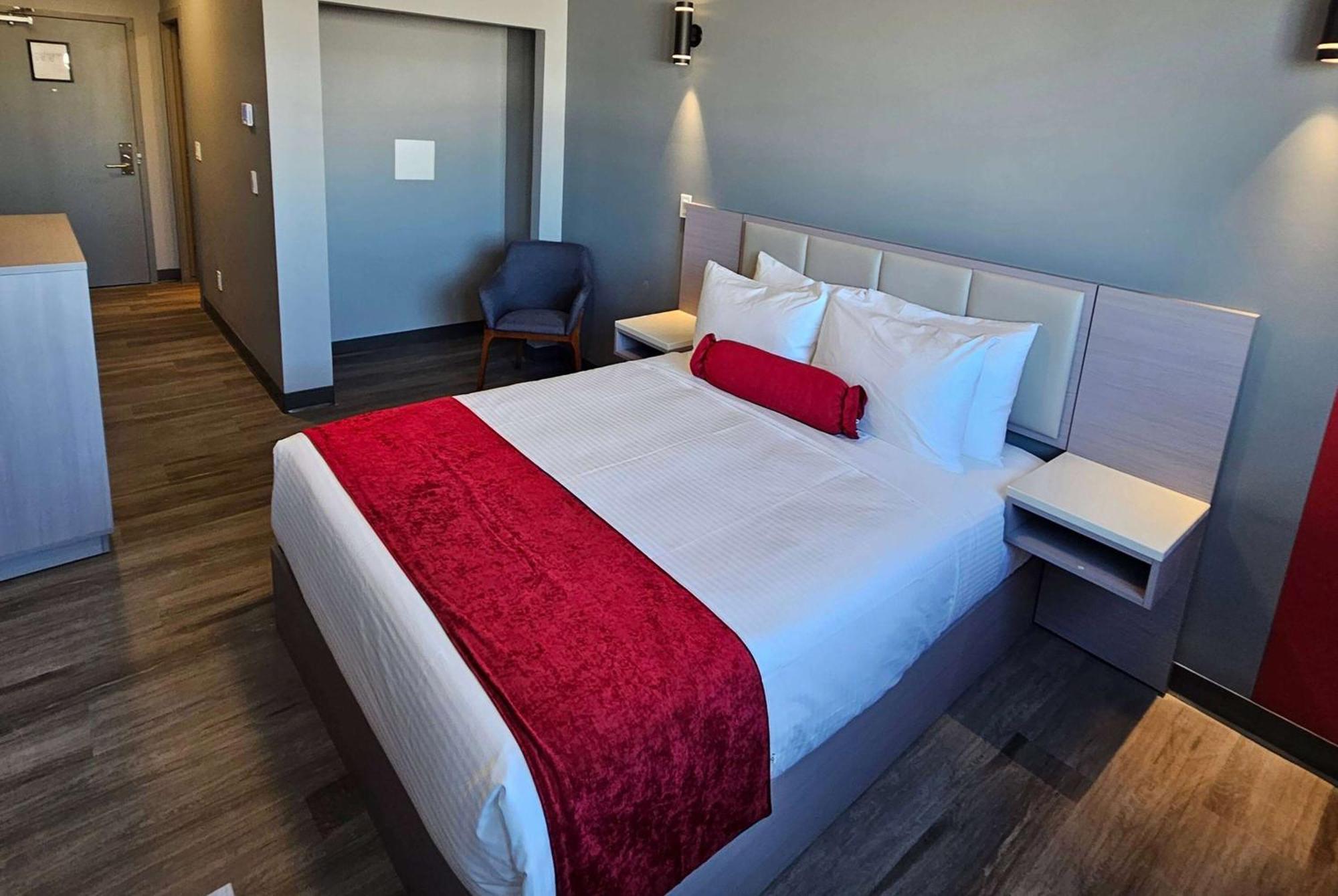 Ramada By Wyndham West Edmonton Hotel & Suites Esterno foto