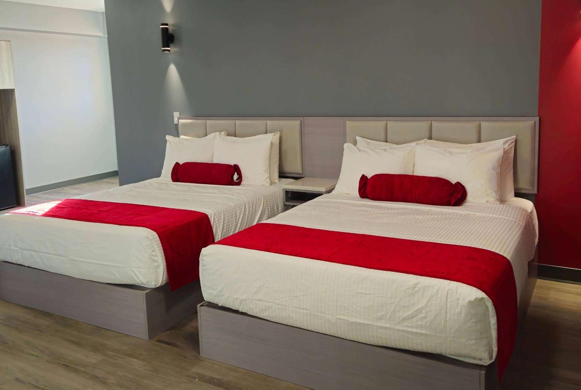 Ramada By Wyndham West Edmonton Hotel & Suites Esterno foto