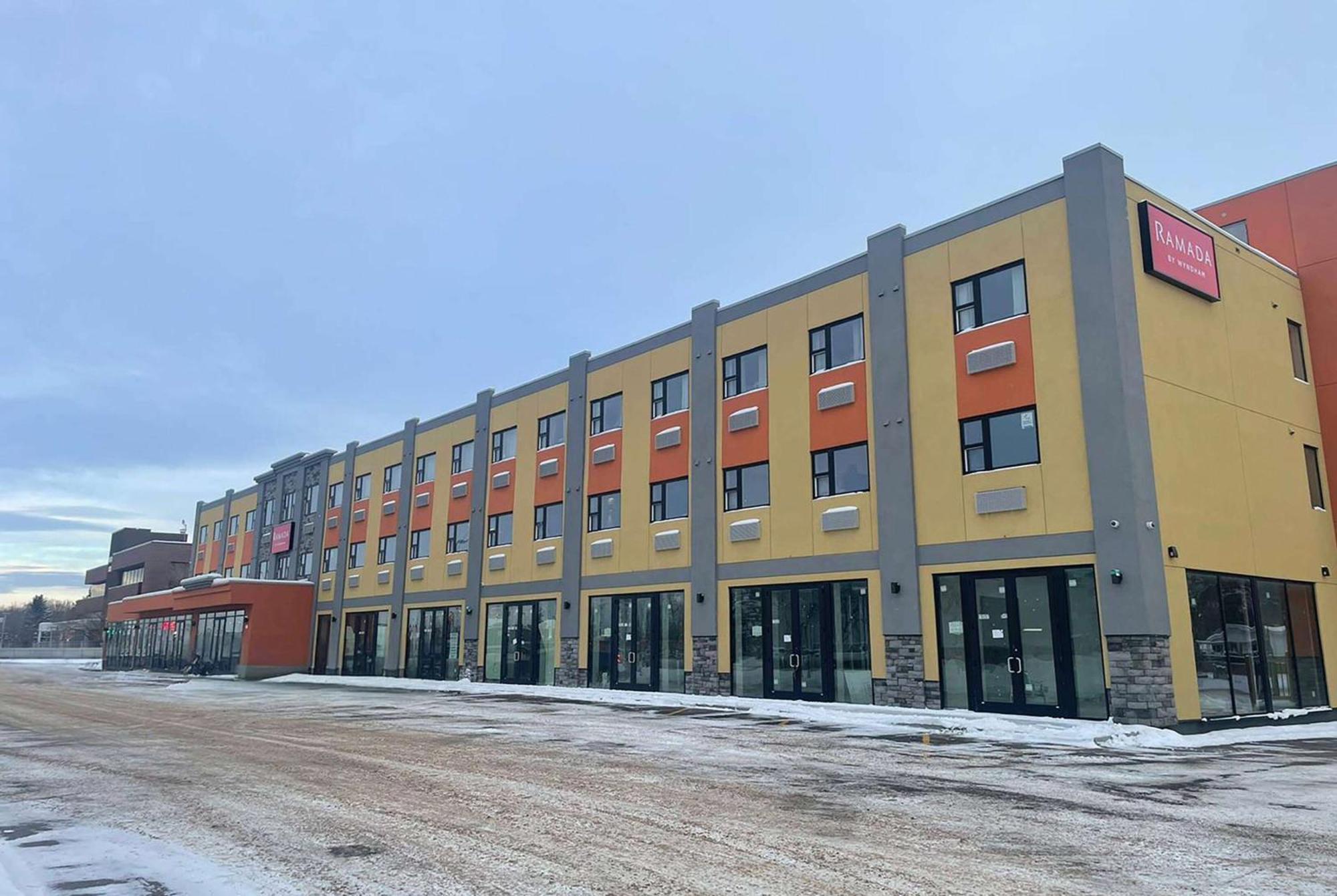 Ramada By Wyndham West Edmonton Hotel & Suites Esterno foto