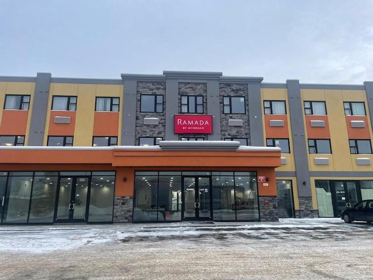 Ramada By Wyndham West Edmonton Hotel & Suites Esterno foto
