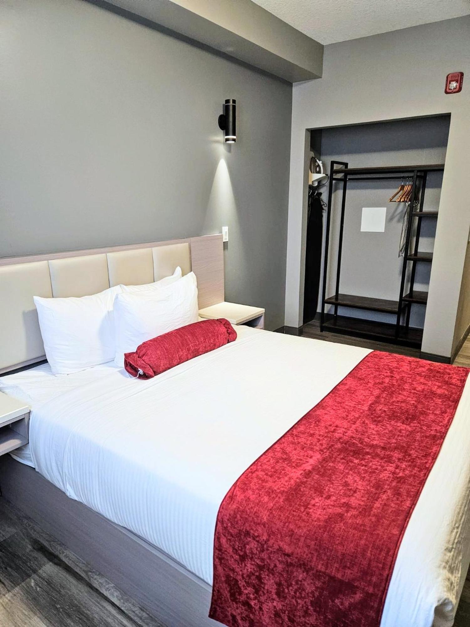Ramada By Wyndham West Edmonton Hotel & Suites Esterno foto