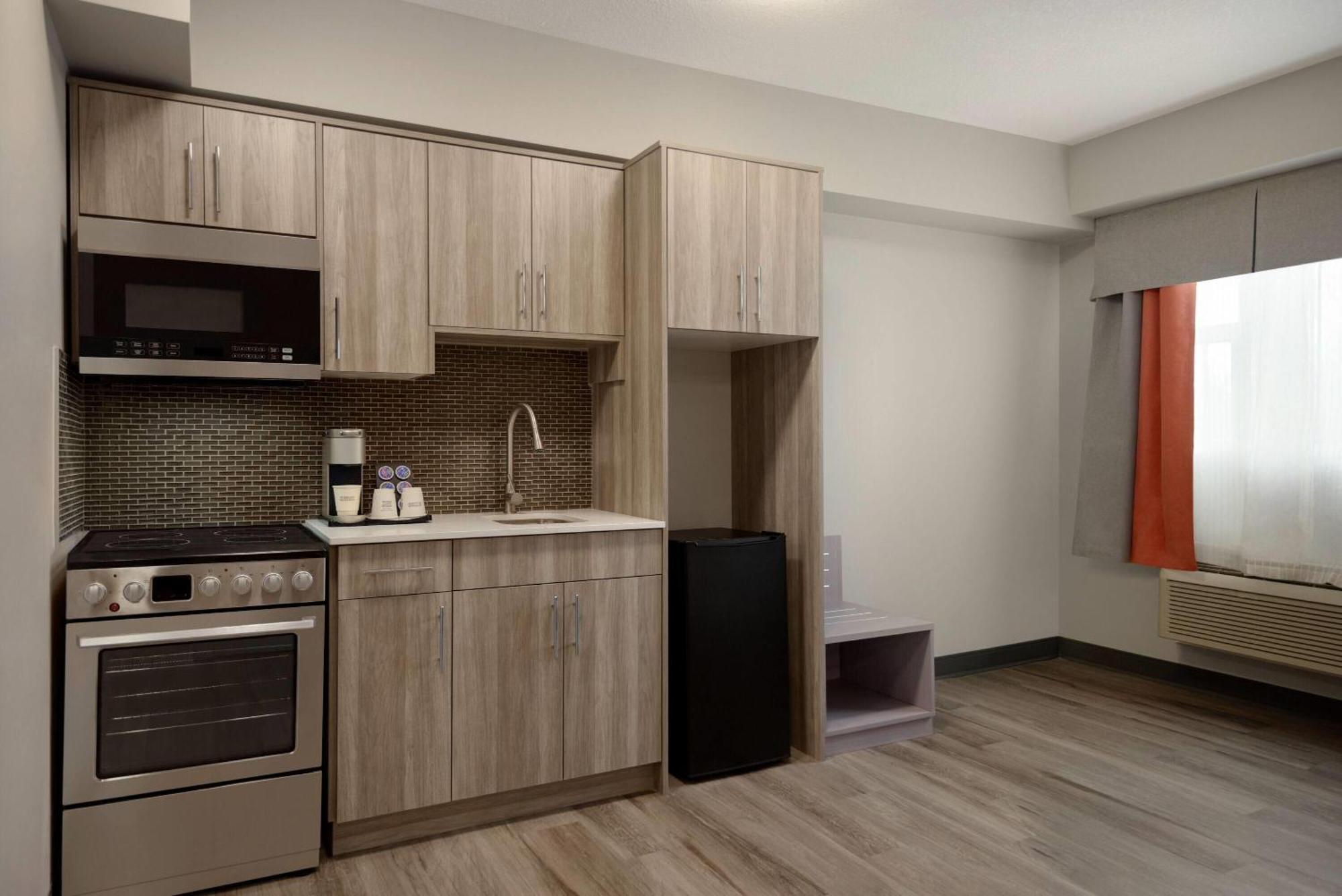 Ramada By Wyndham West Edmonton Hotel & Suites Esterno foto