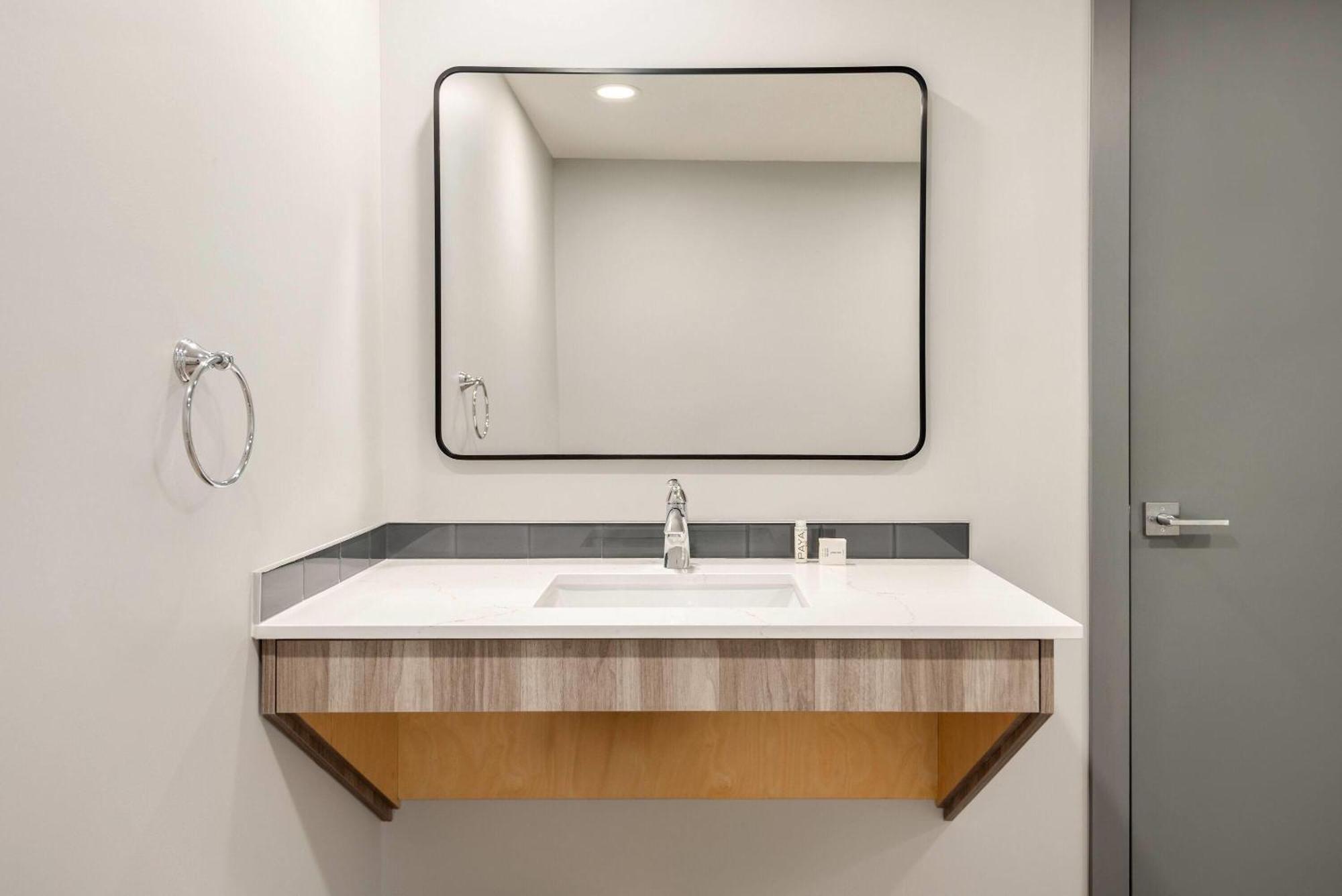 Ramada By Wyndham West Edmonton Hotel & Suites Esterno foto