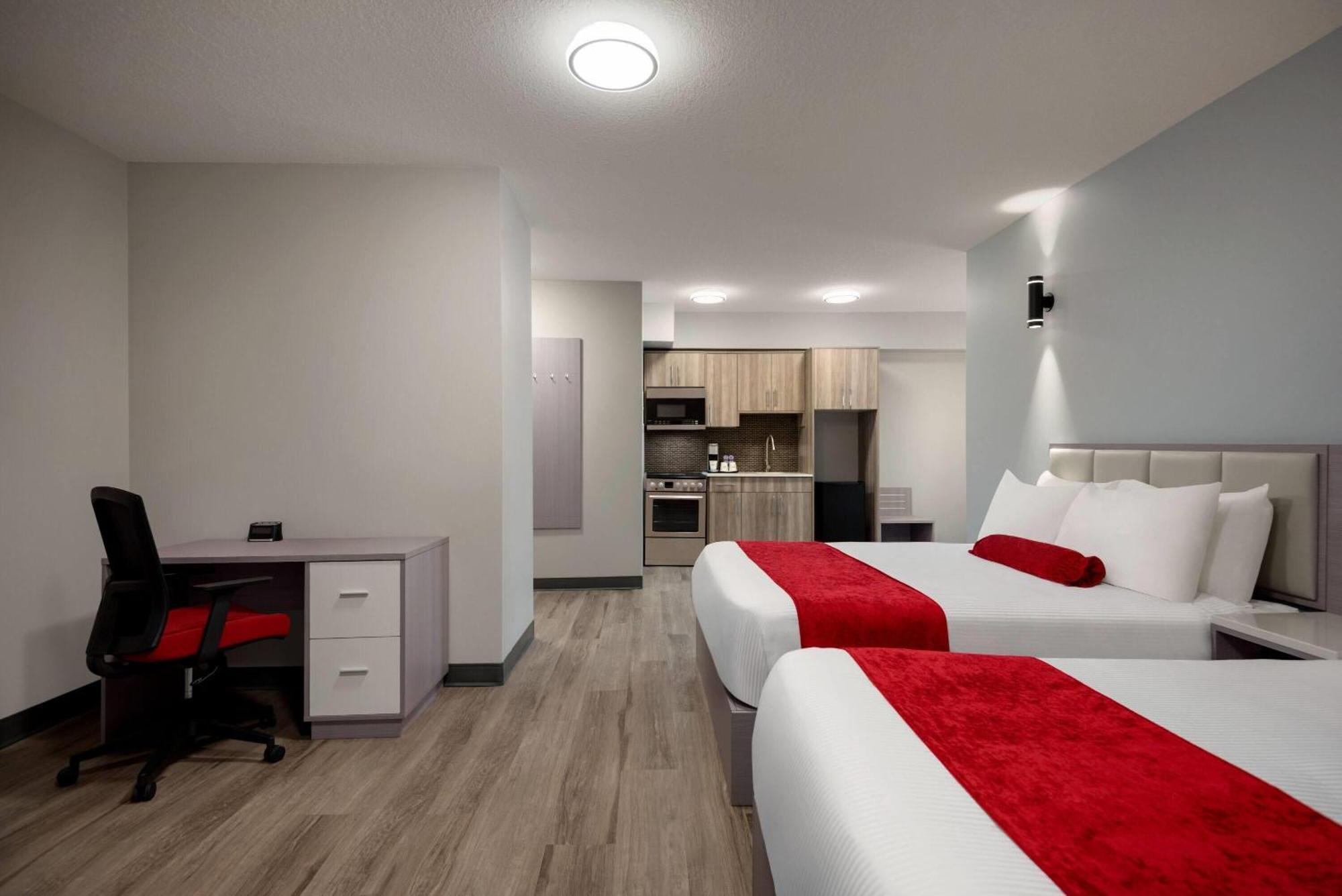 Ramada By Wyndham West Edmonton Hotel & Suites Esterno foto