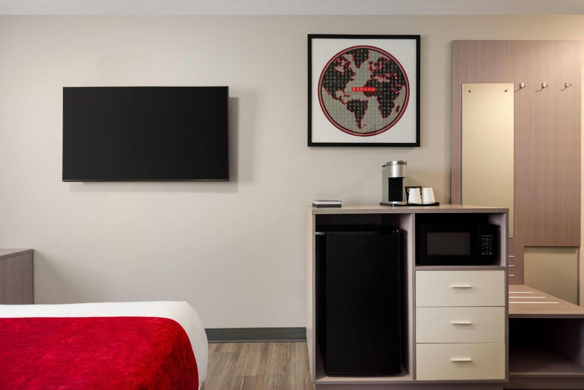 Ramada By Wyndham West Edmonton Hotel & Suites Esterno foto
