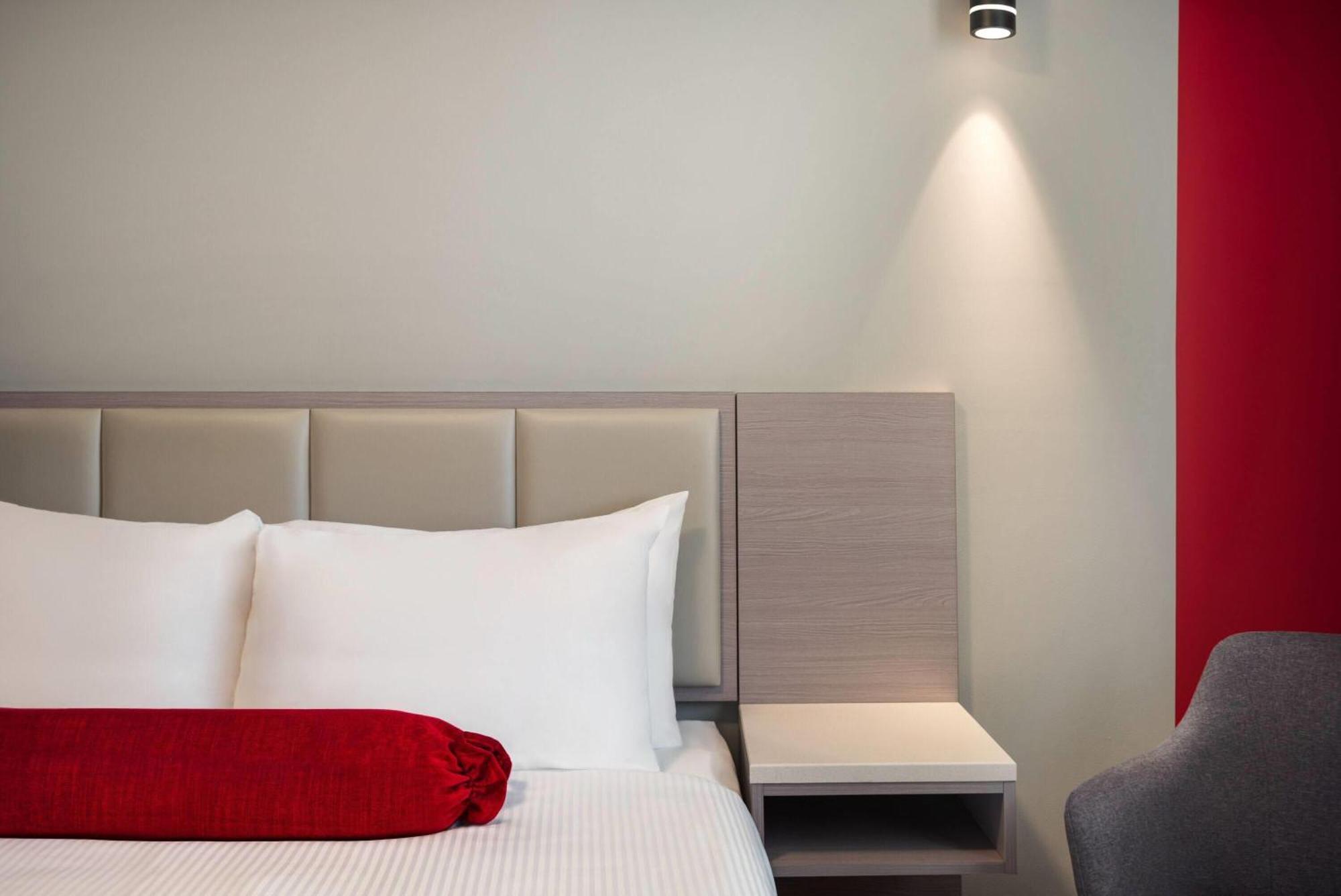 Ramada By Wyndham West Edmonton Hotel & Suites Esterno foto