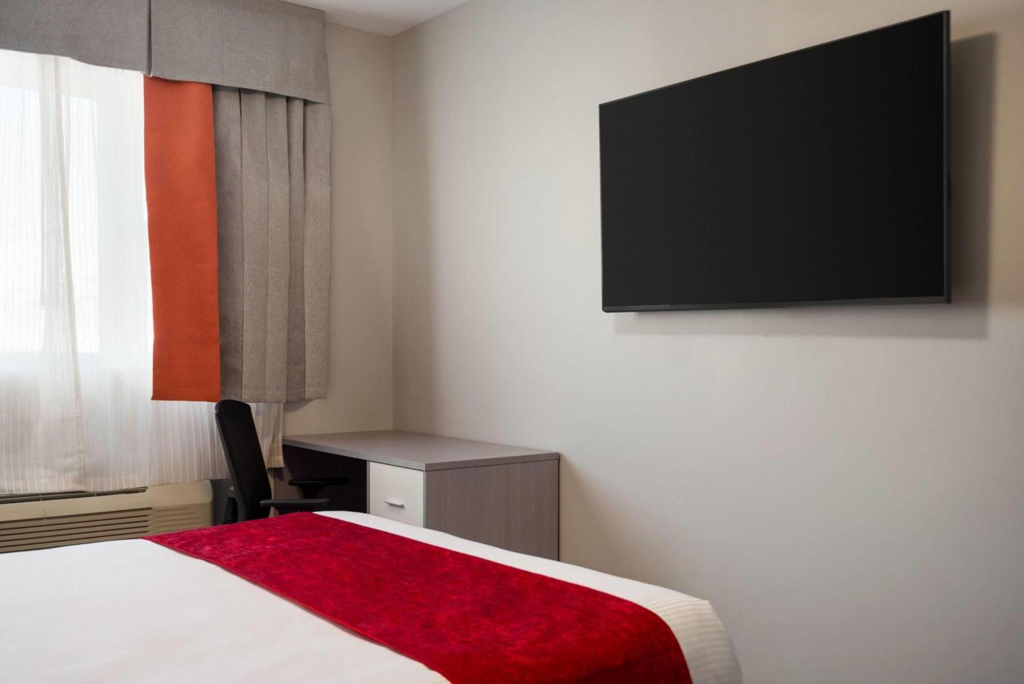 Ramada By Wyndham West Edmonton Hotel & Suites Esterno foto