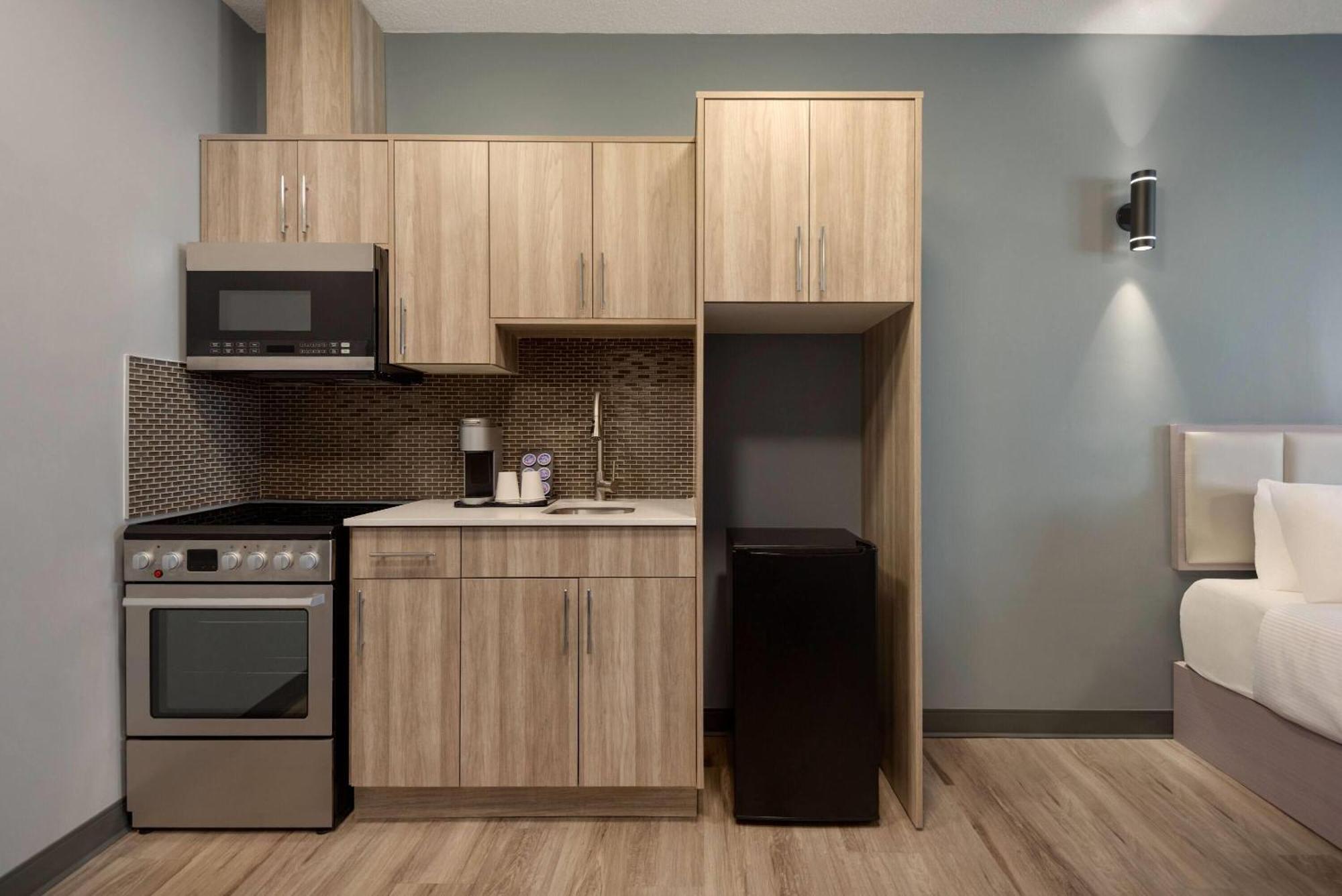 Ramada By Wyndham West Edmonton Hotel & Suites Esterno foto