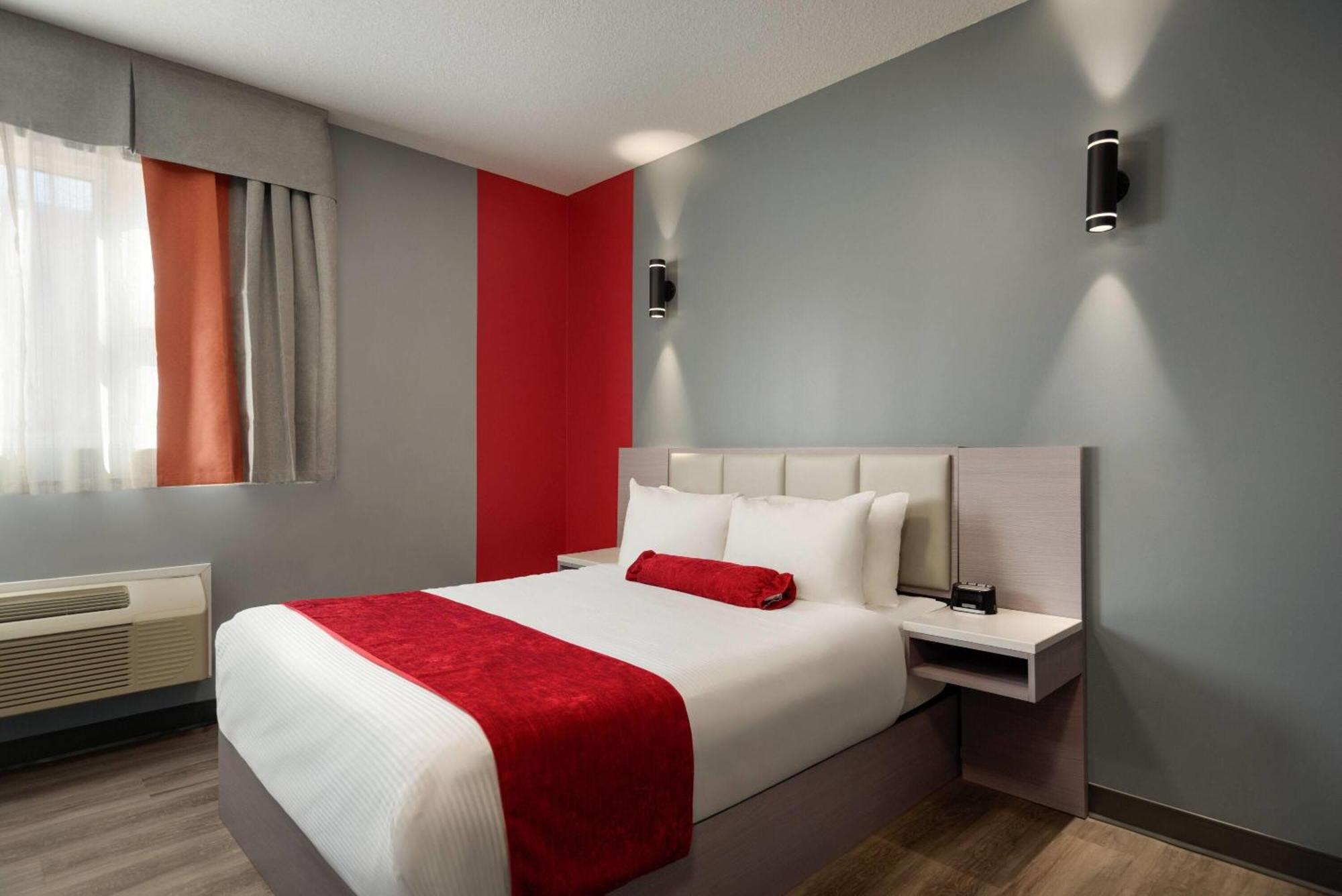 Ramada By Wyndham West Edmonton Hotel & Suites Esterno foto