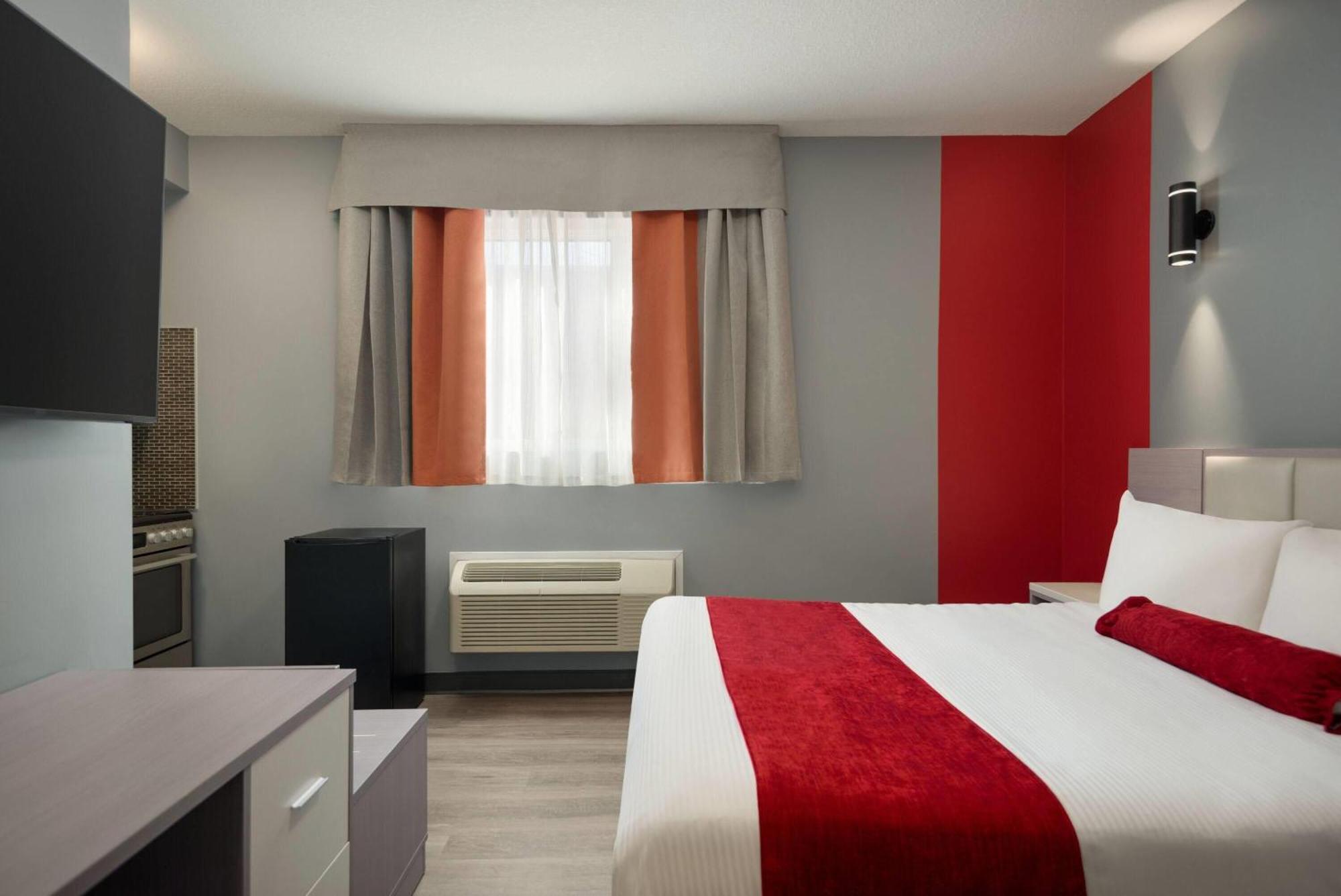 Ramada By Wyndham West Edmonton Hotel & Suites Esterno foto