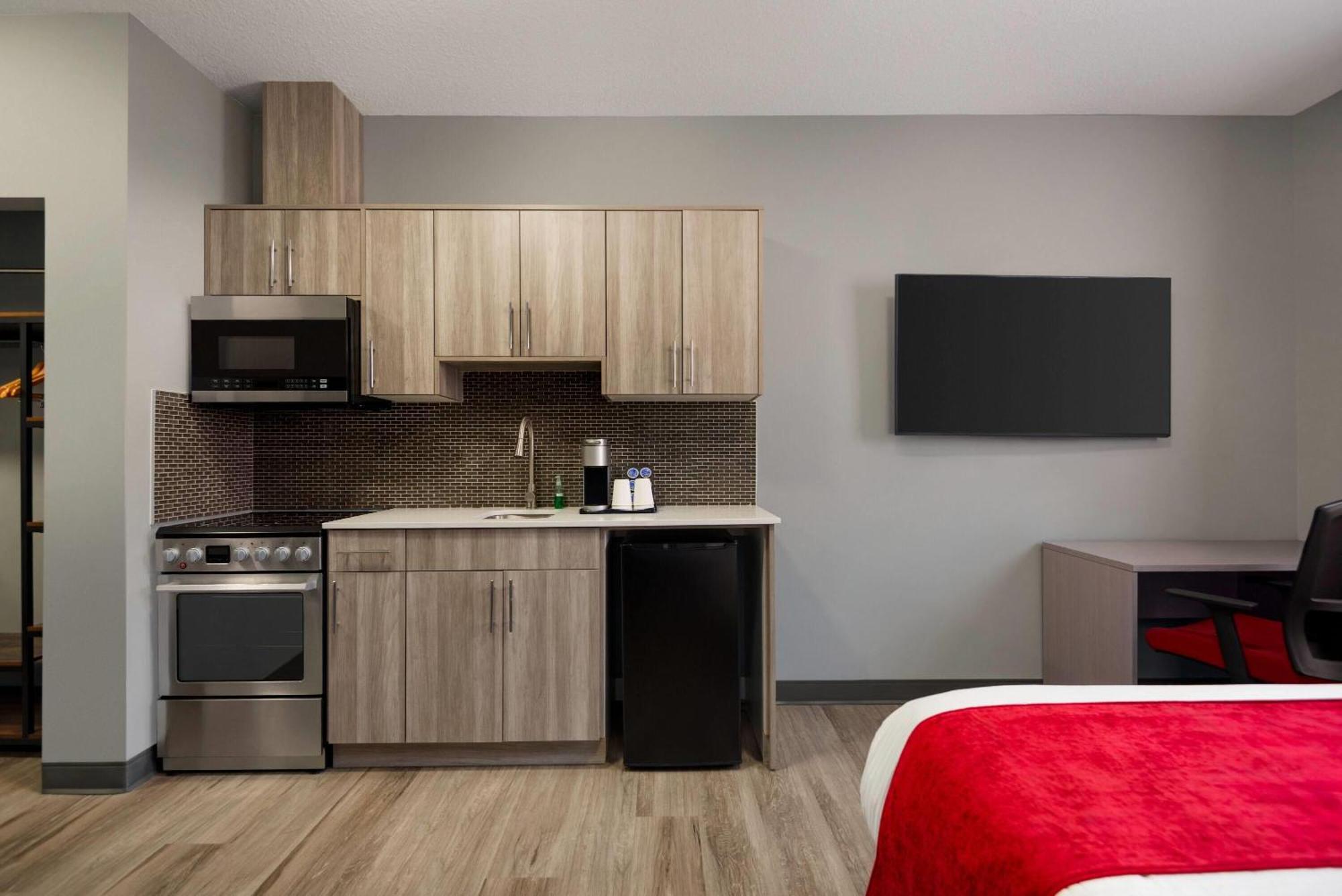 Ramada By Wyndham West Edmonton Hotel & Suites Esterno foto