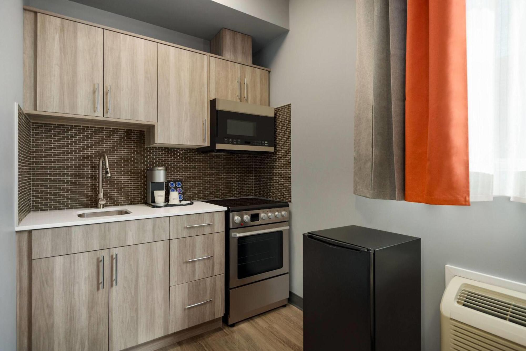 Ramada By Wyndham West Edmonton Hotel & Suites Esterno foto
