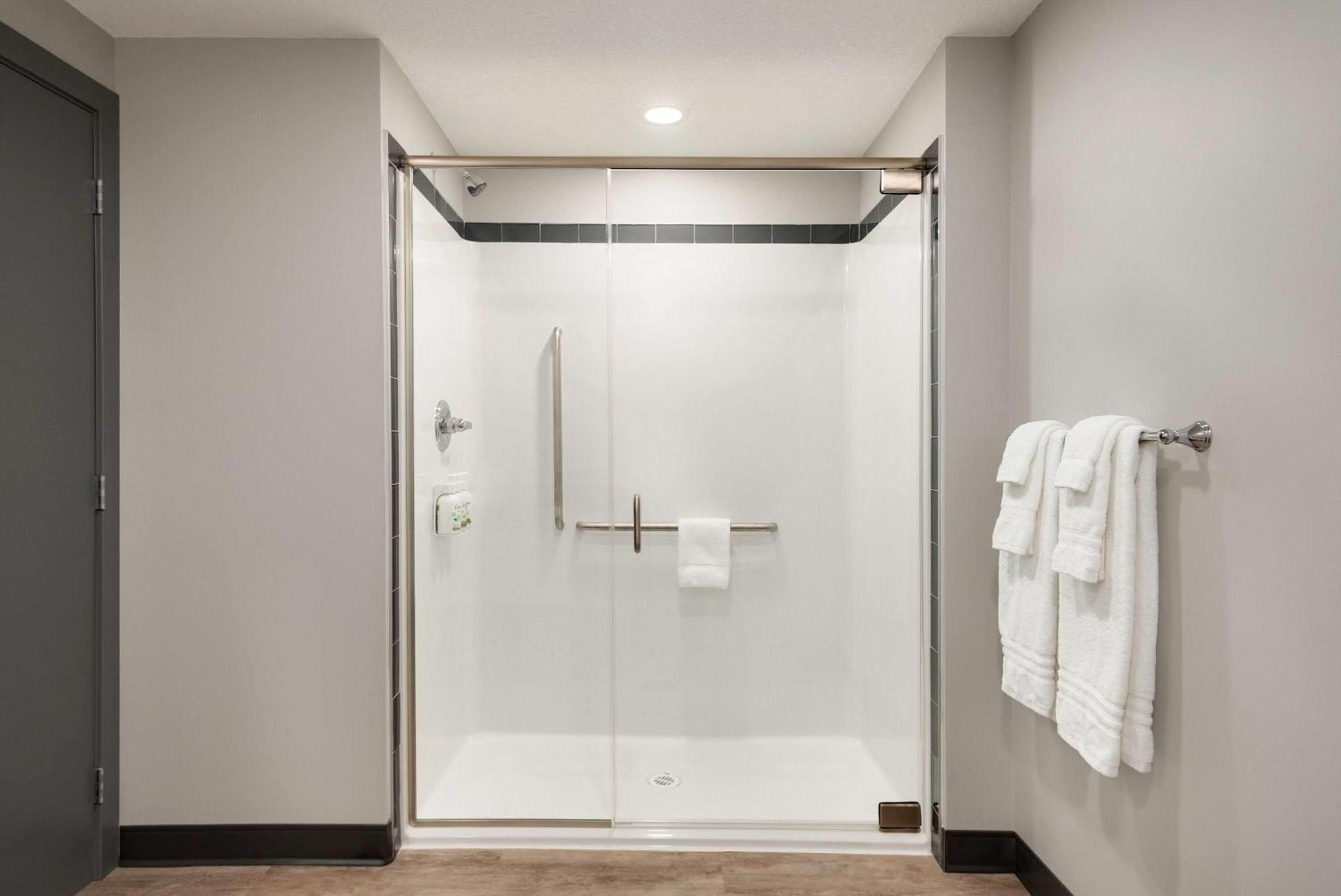 Ramada By Wyndham West Edmonton Hotel & Suites Esterno foto
