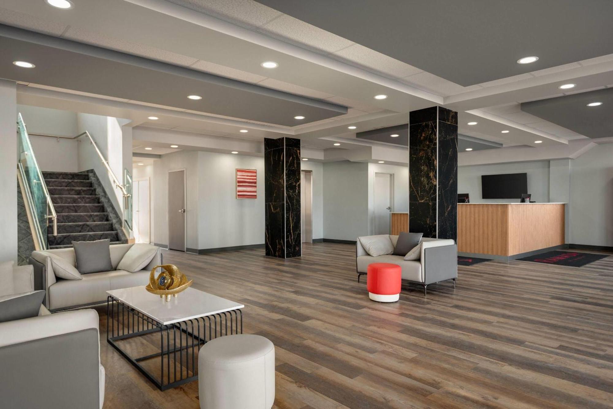 Ramada By Wyndham West Edmonton Hotel & Suites Esterno foto