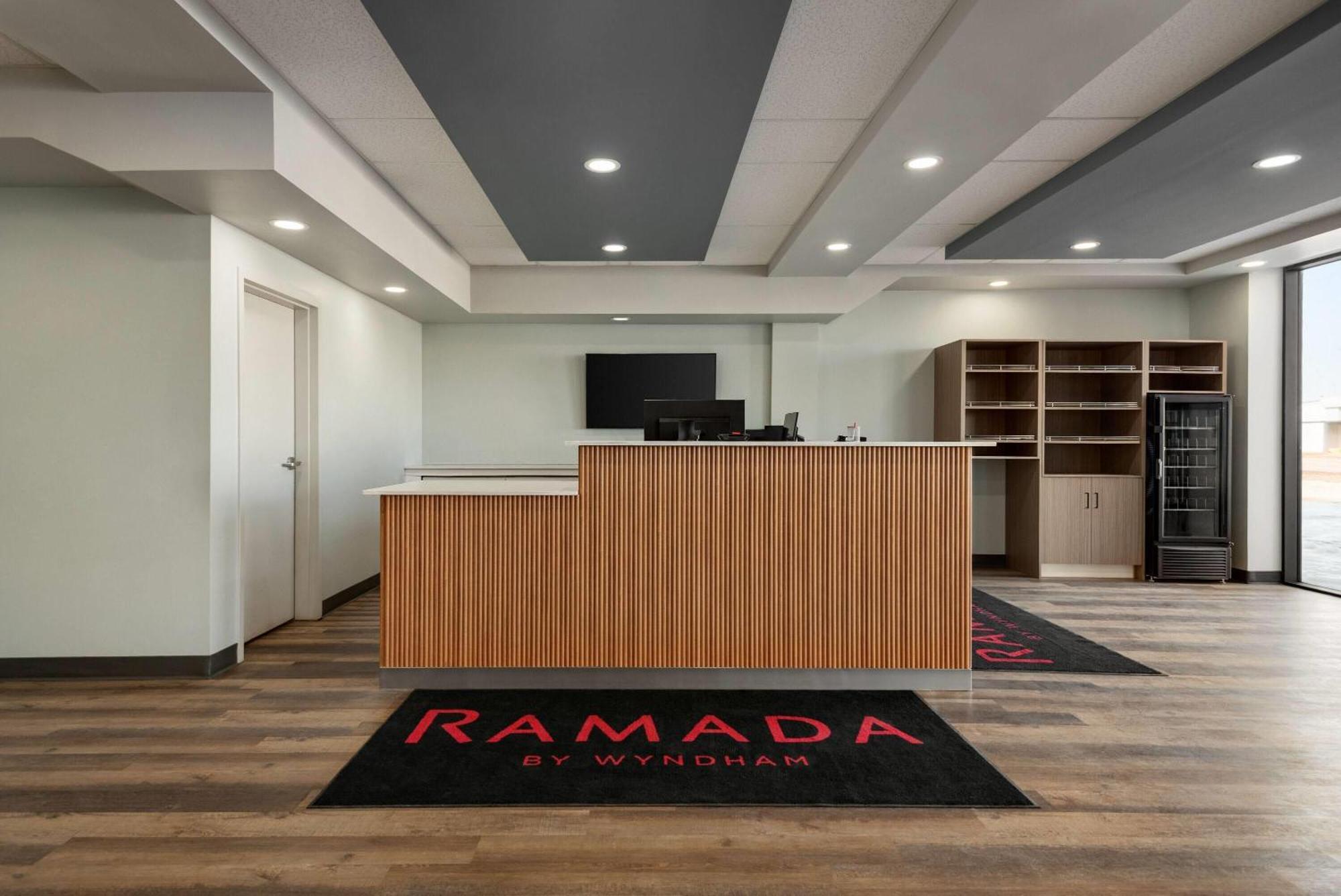 Ramada By Wyndham West Edmonton Hotel & Suites Esterno foto
