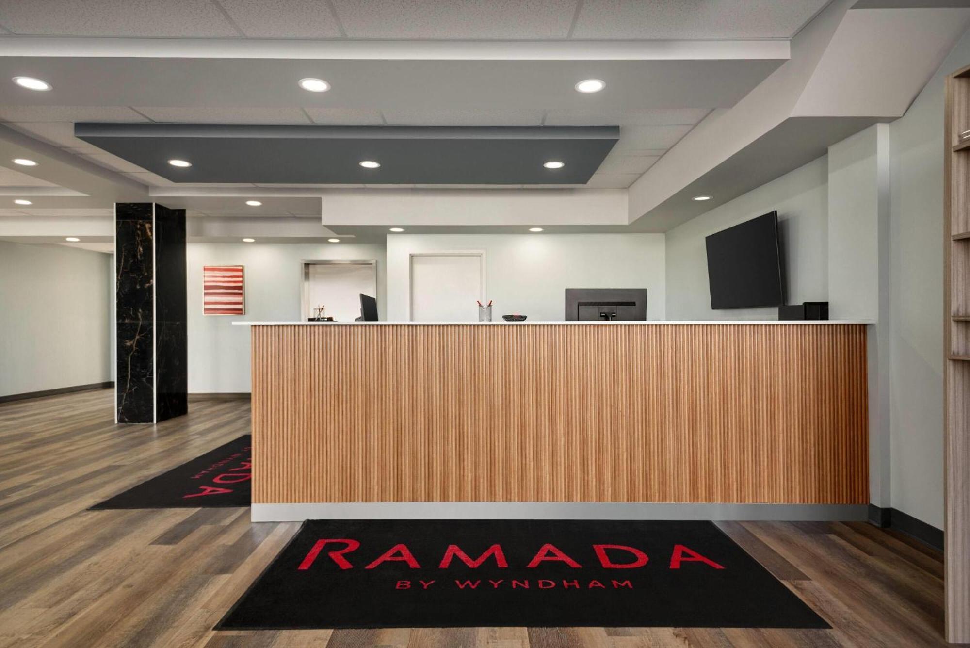 Ramada By Wyndham West Edmonton Hotel & Suites Esterno foto