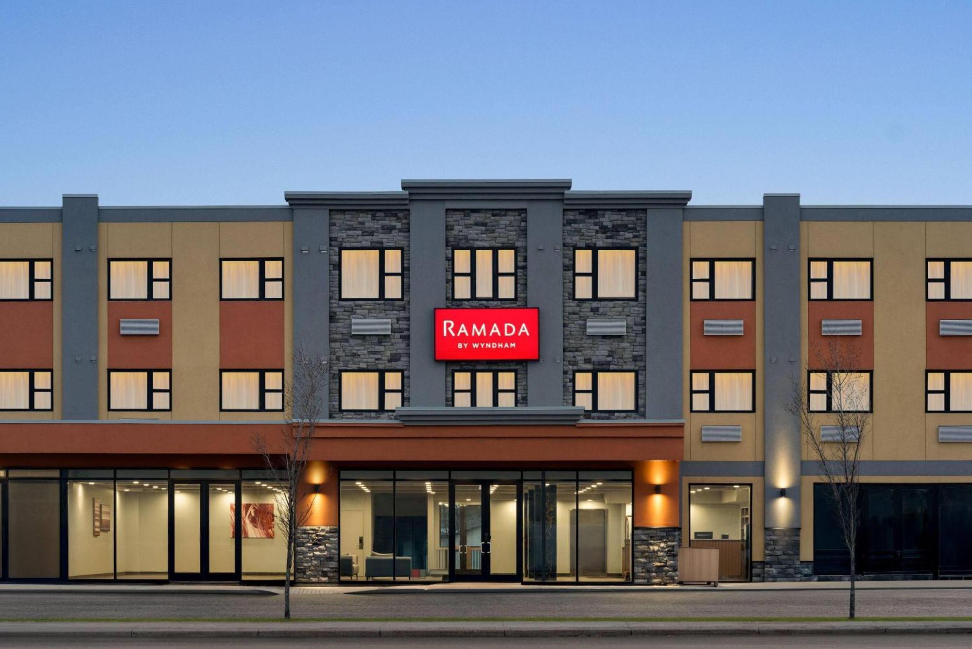 Ramada By Wyndham West Edmonton Hotel & Suites Esterno foto